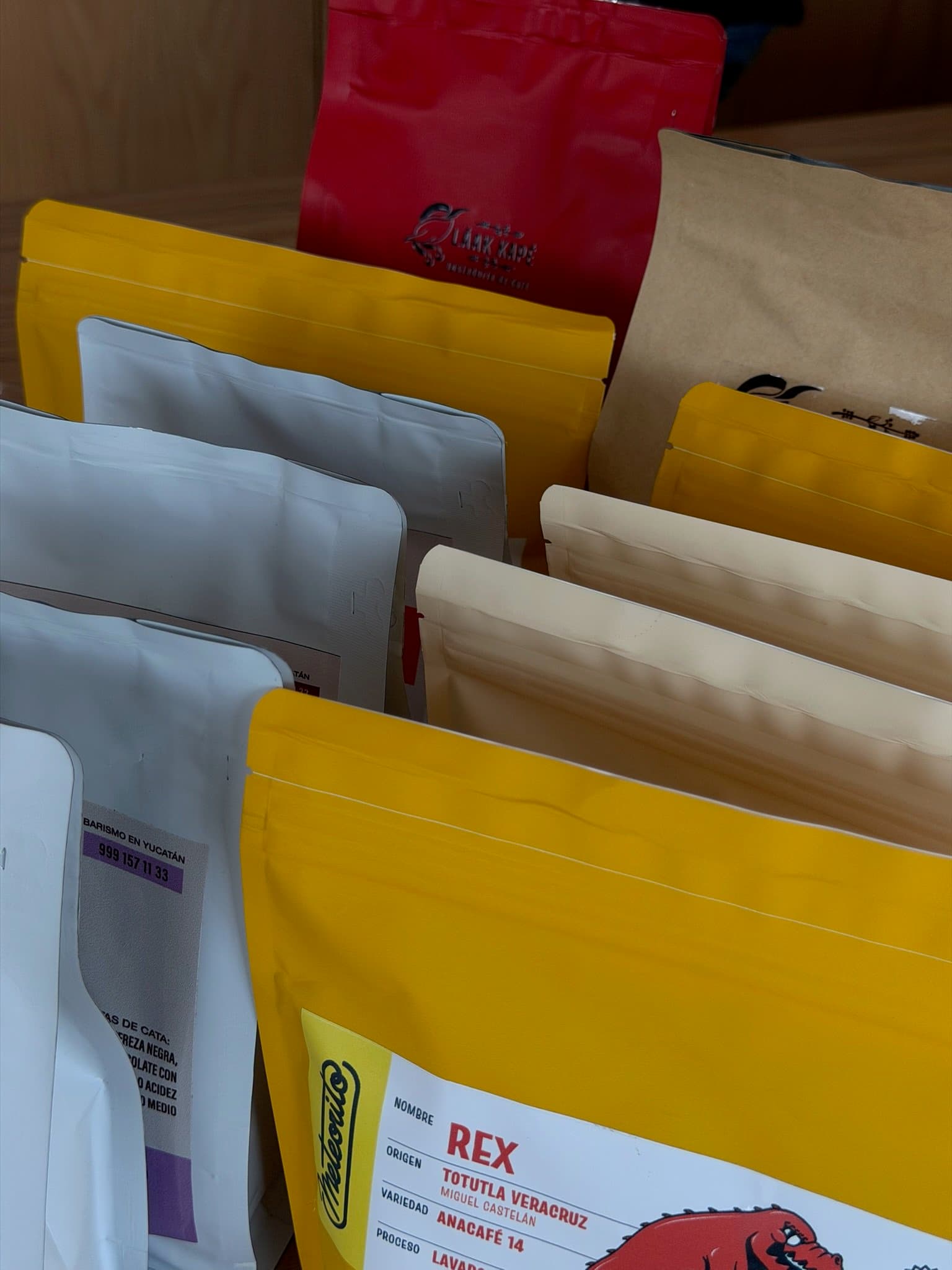 bolsas de café de nuestros tostadores sobre la barra